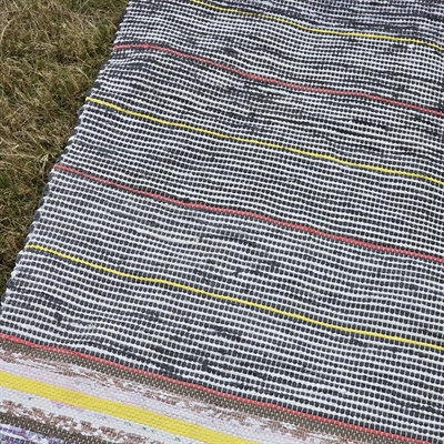 skiftevis-sort-hvidt-islaet-bomuld-loeber-retro-svensk-kludetaeppe-stribet-bred-gul-roed-hvid