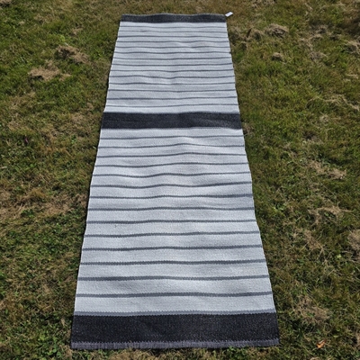 sort-hvidt-stribet-brede-smalle-striber-vaevet-plastikstrimler-retro-svensk-kludetaeppe