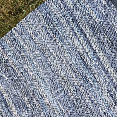 blå-nuancer-sort-trendtråd-nistret-bomuld-svensk-kludetæppe-gammel-løber