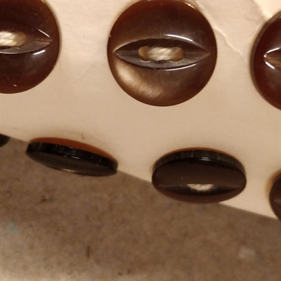 mini brun plastik knap på ark retro knapper