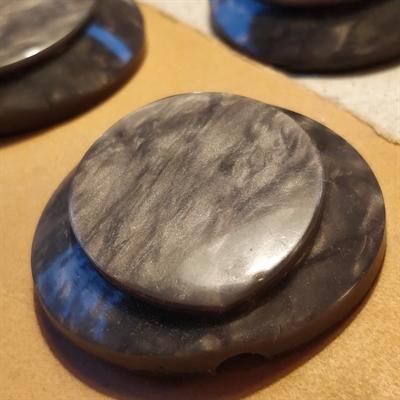 tyk gråmeleret retro plast knap fra Paris genbrugsnapper