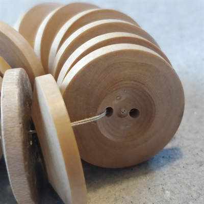 lyse-træknapper-enkle-runde-fordybning-midten-vintageknapper