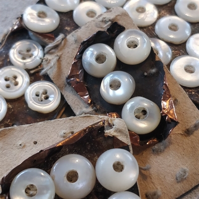 hvide-runde-perlemorsknapper-forskellige-vintage-knapper