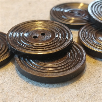 runde-plastik-brune-knapper-stribeeffekt-rundt-vintage