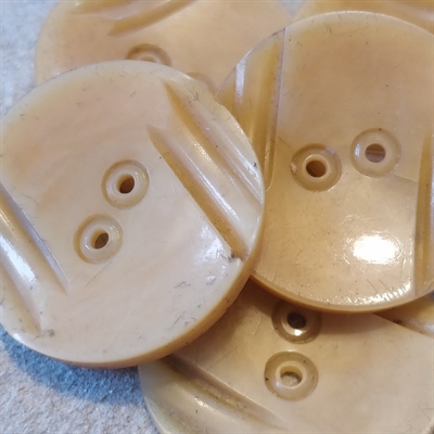 runde-plastik-gule-knapper-stribeeffekt-to-huller-retroknapper