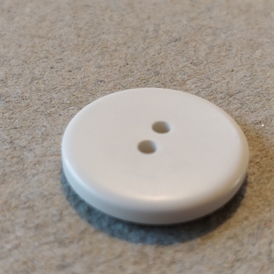 rund-enkel-to-huller-hvid-plastik-knap-genbrugsknap