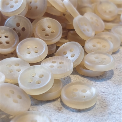 rund-fire-huller-plastik-knapper-beige-lysebrun-marmoreret-tyske