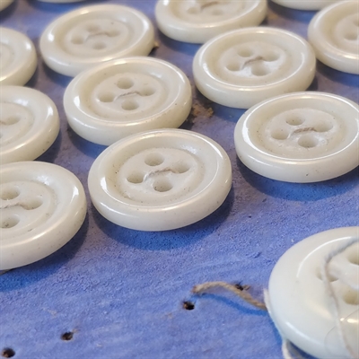 rund-offwhite-buet-kant-fire-huller-glasknap-gammel-tysk-knap