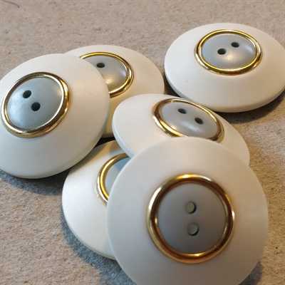 rund-hvid-lyseblå-plastikknapper-opdelt -med-messingring-retro-knapper