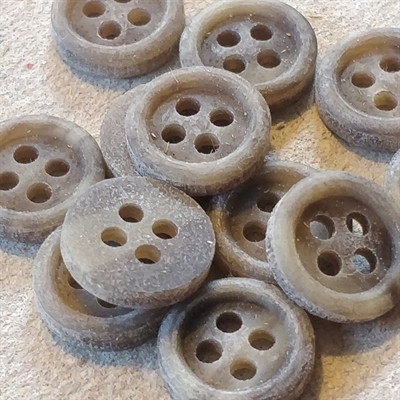 rund-fire-huller-buet-kant-marmoreret-brun-beige-skjorteknapper-vintageknapper