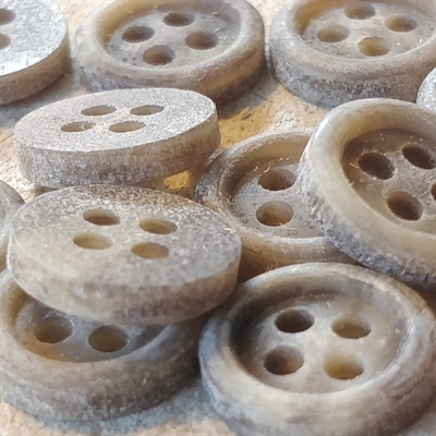 runde-fire-huller-buet-kant-brun-beige-marmoreret-mat-vintage-skjorteknapper