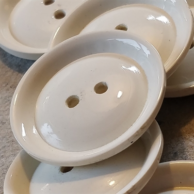 rund-plastik-knap-forhøjet-kant-to-huller-retro-knapper