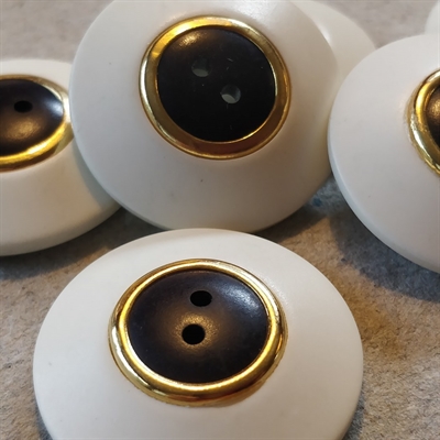 hvide-runde-knapper-plastik-sort-midte-guldfarvet-ring-retro