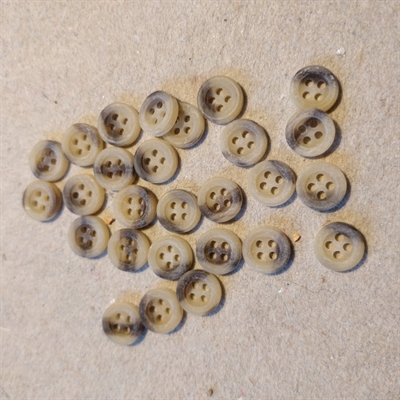 brun-beige-matte-små-skjorteknapper-plastik-fire-huller-retroknapper