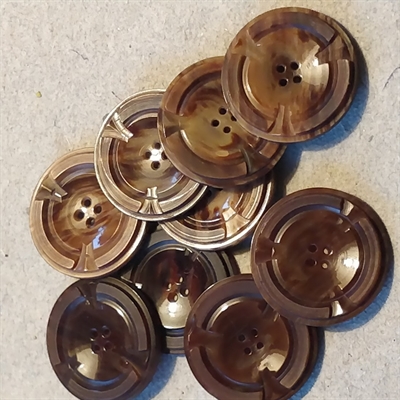 brun-dekoreret-plastik-retro-knapper-fire-huller