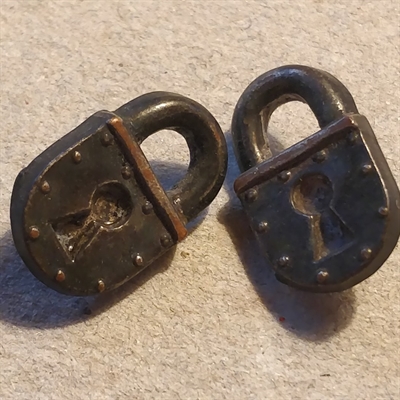 hængelås-knapper-brun-plastik-retro-knapper