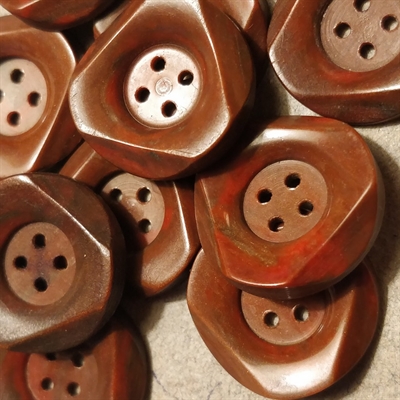 rødbrune-sekskantede-plastik-retro-knapper-4 huller-gamle