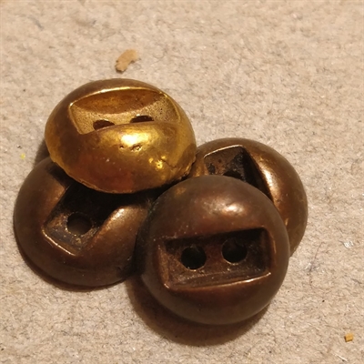 runde-messingfarvede-vintage-knapper-buet-med-bred-stribe-på-tværs-tyske-