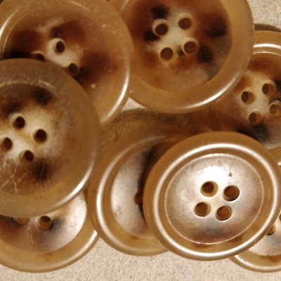 beige-brun-rund-plastikknapper-4huller-retro-knapper