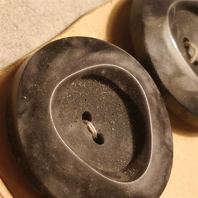 gråmeleret-tyk-plastik-trekantmønster-retro-knap-gamle-knapper-Paris