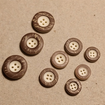 rund-beige-midte-marmoreret-brun-kant-4-huller-plastik-retro-knapper