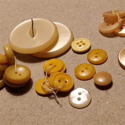 gule-plastik-retro-runde-knapper-genbrugsknapper