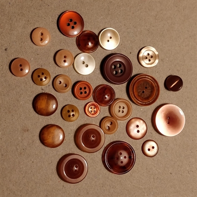 orangefarvede-plastik-runde-knapper-blandet-lot-gamle-