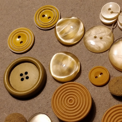blandet-lot-knapper-runde-lysegule-gule-stribede-medoguden-kant