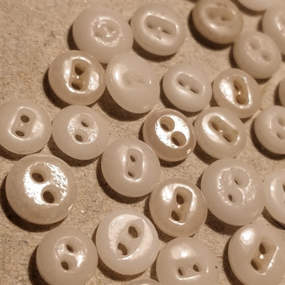 hvide-gamle-glasknapper-2-huller-vintageknapper