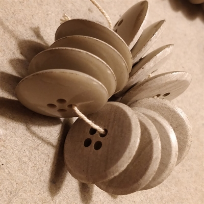 runde-marmorerede-plastik-knapper-4-huller-lysgrå-hvid-retro