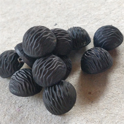 rillet-overflade-halvrund-glasknap-matsort-gamle-tyske-glasknapper