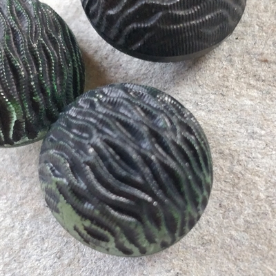 matsorte-halvrunde-glasknapper-patinerede-grøn-underfarve-vintage-tyske-knapper