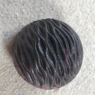 halvkugleformet-rillet-glasknap-matsort-overflade-lilla-glas-under-vintageknapper