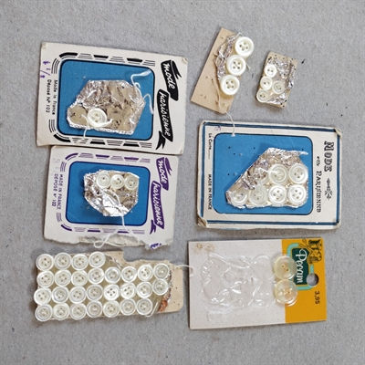 runde hvide skjorteknapper med 2 og 4 huller