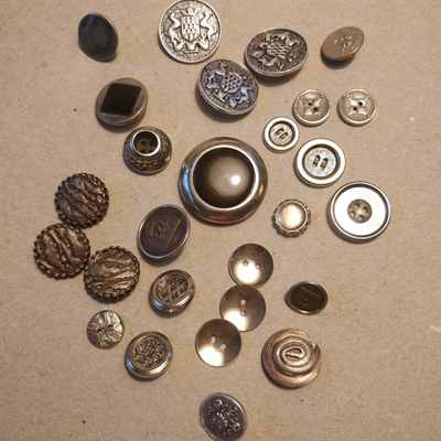 forskellige former i sølvfarve blandet materialer gamle tyske knapper