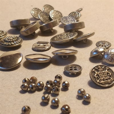 forskellige-metalknapper-sølvfarvede-flotte-mønstre-vintage-knapper