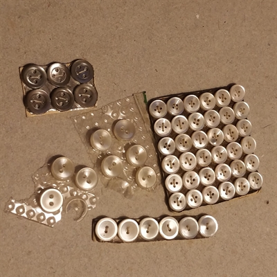 hvide-plastik-skjorteknapper-grå-plastikknapper-retro-knapper