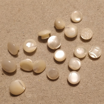 forskellige-gamle-runde-perlemorsknapper-øje-på-bagsiden