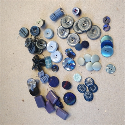 mørkeblå-lyseblå-plastikknapper-forskellige-former-størrelser-vintageknapper