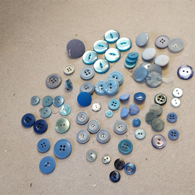 stort-lot-forskellige-lyseblå-retro-plastikknapper-