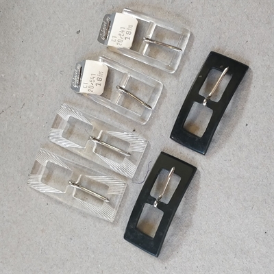 klare-sorte-rektangulære-plastik-bæltespænder-retrospænde-galleries-lafayette-Paris