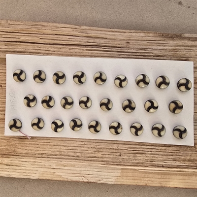 creme-sort-dekoreret-rund-knap-på-ark-fra-Paris-vintage-knapper