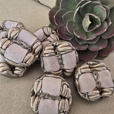 læderstrimler-possement-bund-runde-beige-knapper-Paris-vintageknapper