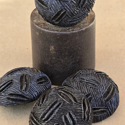 sorte-stribedekorerede-modelerede -runde-knapper-Paris-vintageknapper