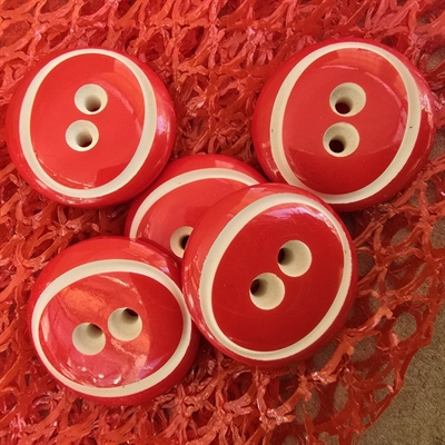 hvide-knaphuller-hvid-oval-stribe-røde-runde-knapper-vintageknapper-Paris