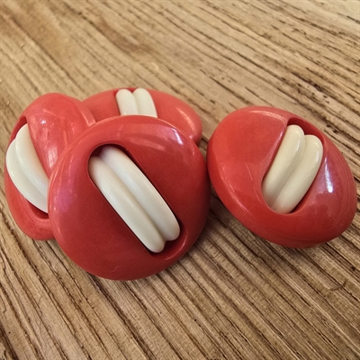 runde-røde-knapper-to-hvide-striber-midten-plastik-retr-knapper