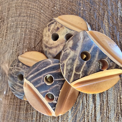 lyse-træknapper-trekant-mørk-trædekoration-vintage-knapper