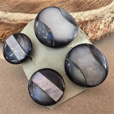 grå-rund-plastikknapper-midterstribe-perlemor-retroknapper-Paris