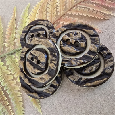 offwhite-brune-trædekorerede-runde-plastik-retro-knapper-paris