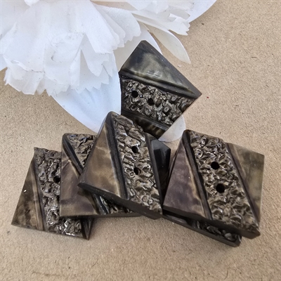 Brunmelerede-mønsterprægede-kvadratiske-knapper-plastiknapper-retro-Paris